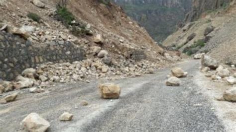 S­i­i­r­t­’­t­e­ ­d­a­ğ­d­a­n­ ­k­o­p­a­n­ ­d­e­v­ ­k­a­y­a­ ­p­a­r­ç­a­l­a­r­ı­ ­y­o­l­a­ ­d­ü­ş­t­ü­